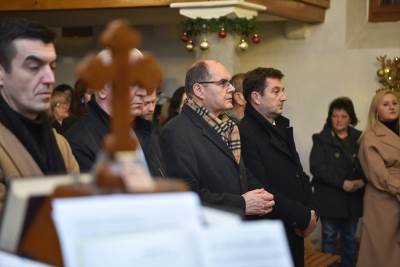  Šmit na paljenju badnjaka u Mostaru: Ovo je dan radosti (FOTO) 