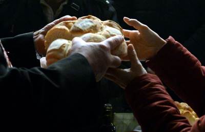  Pravilno lomljenje slavskog kolača  