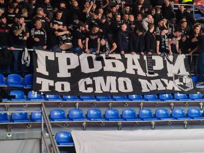  Grobari u Pioniru, derbi kao nekad! Partizanovi navijači iznad klupe crno-bijelih, pogledajte prve slike iz hale! (FOTO) 