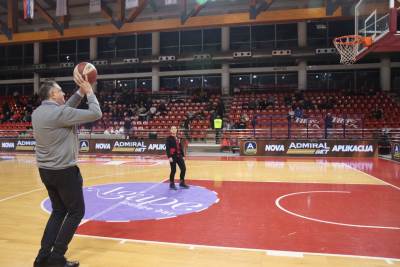  Milorad Dodik šutira na koš 