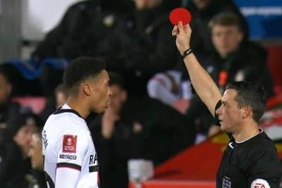  u engleskoj pokazan crveni okrugli karton  