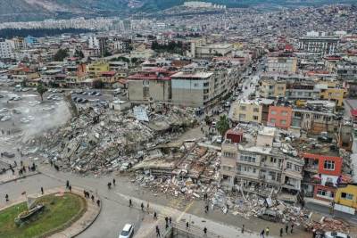  U Turskoj zbog novih zmljotresa padaju popucale zgrade 