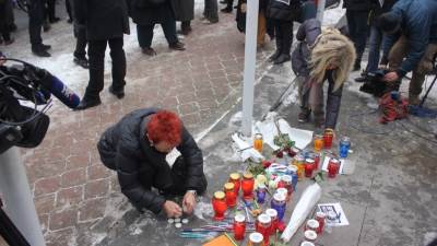  Sarajlije palile svijeće pred Francuskom ambasadom 