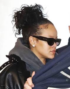  Muškarac upao na Rijanino imanje da je zaprosi 