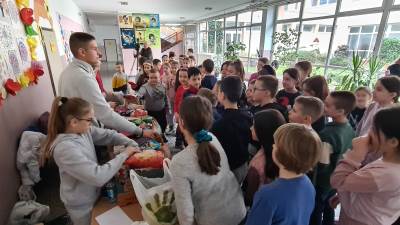  Osnovci iz Doboja pomažu starim i nezbrinutim osobama 