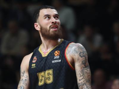  monako kaznio džejmsa jer se napio  