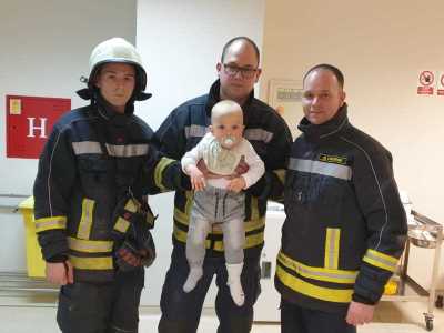 Vatrogasci spasili bebu koja se zaglavila 