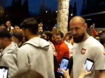  crnogorcima smeta što djeca dočekuju igrače srbije  