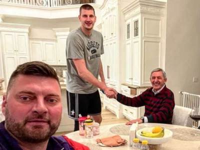  Svetislav Pešić u posjeti Nikoli Jokiću 