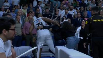  Geršon Jabusele divljački napao Dantea Egzuma 