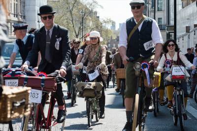  Biciklima kroz London obučeni u vintaž stilu 