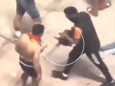  Navijač sa motornom testerom na utakmici 