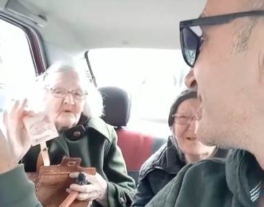  Snimak taksiste koji nije naplatio vožnju bakama 