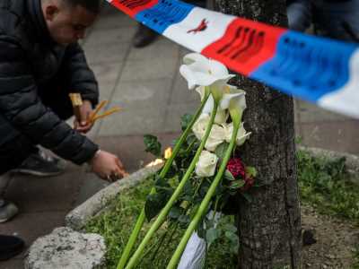  Građani ostavljaju cvijeće ispred škole na Vračaru 