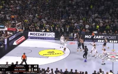  Partizan sa 6 igrača na parketu sudije nisu vidjele 