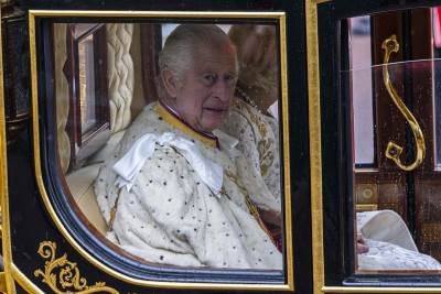  Krunisan kralj Čarls  