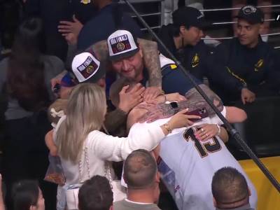  Nikola Jokić slavi sa porodicom finale NBA lige 