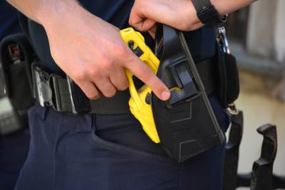  Policajac šokerom omamio baku 
