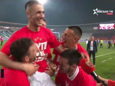  igrači crvene zvezde bacali pešića u vazduh 