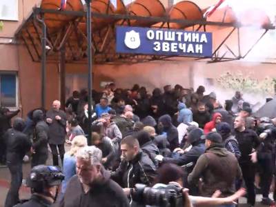  "KOSOVSKA POLICIJA" zauzela tri opštine NA KiM: Suzavac i u porti crkve 