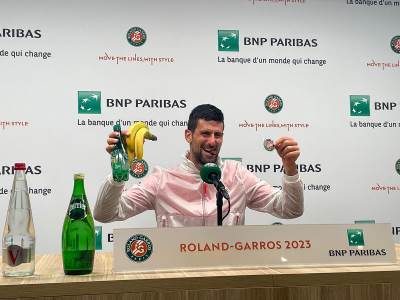  Novak Đoković dobio poklon od srpskih novinara na Rolan Garosu 