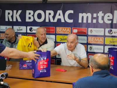  RK Borac uručio replike dresova 1972 zlatnim olimpijcima 