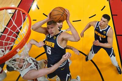  Nikola Jokić prvi NBA igrač sa 250 skokova i 150 asistencija u plej-ofu 