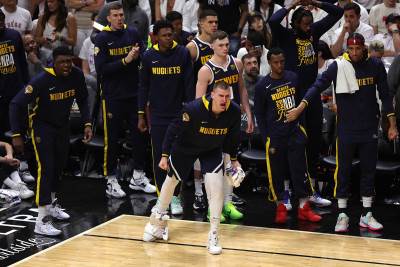  Nikola Jokić slavi poene saigrača 
