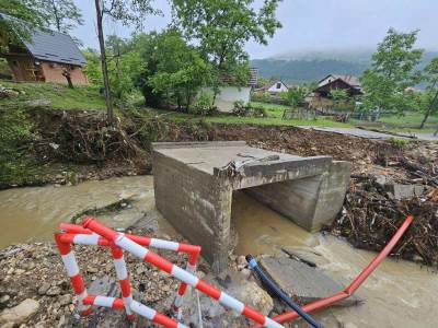  Voda odnijela puteve i most kod Ugljevika 