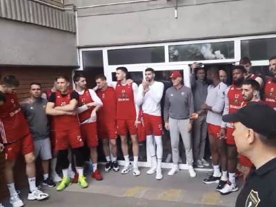  Navijači Crvene zvezde posjetili košarkaše pred meč sa Partizanom 