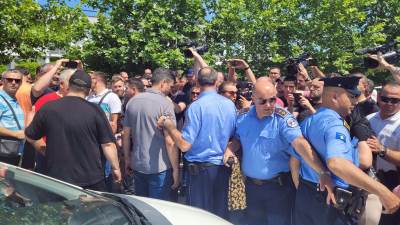  Napeto u Gračanici, pristiže sve veći broj mještana: Okupljeni traže puštanje uhapšenog Srbina (FOTO/VIDEO) 