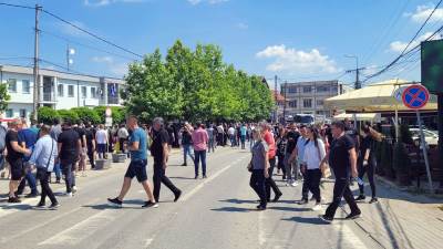  Albanci automobilima napali Srbe tokom protesta 
