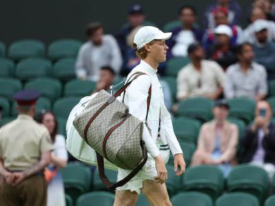  Janik Siner nosi Guči torbu na Vimbldonu 