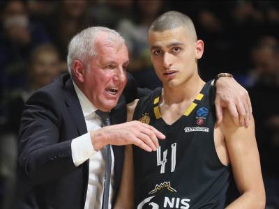  Navijači Partizana vrijeđaju Jama Madara nakon odlaska 