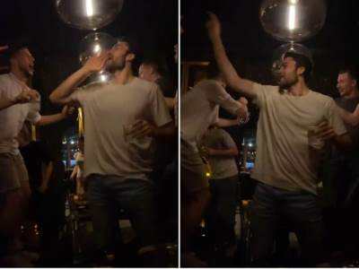  Majk Tobi pjeva Nedeljka Bajića Baju u društvu Luke Dončića 