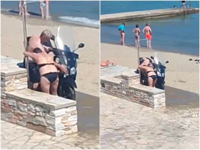  Prali skuter na plaži ispod tuša 