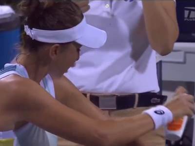  Belinda Benčić tokom meča se prskala sprejom za komarce 
