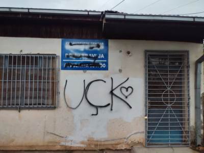  Na ambulanti u Suvom Dolu osvanuo grafit OVK 