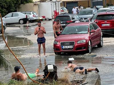  Turisti se kupaju u bari u Igalu 