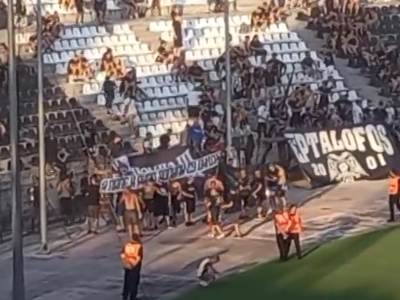  Navijači Partizana i transparenti na ćirilici pred meč PAOK - Hajduk 
