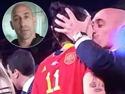  Predsjednik saveza poljubio fudbalerku pa se oglasio 