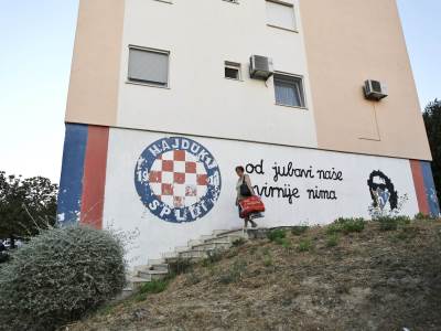  Srbi urinirali na grb Hajduka!  