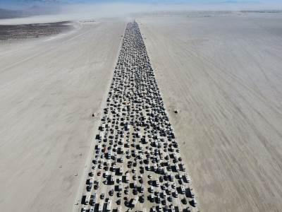  Nestvarne fotke iz pustinje u Nevadi: 64.000 hiljade ljudi u koloni! 
