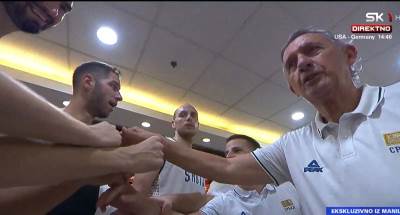  Košarkaši Srbije slave sa selektorom Svetislavom Pešićem Svi za jedno, jedan za svi 
