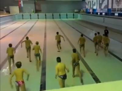  Mladi vaterpolisti Partizana treniraju u praznom bazenu 