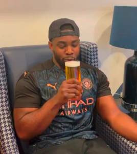  Mika Ričards popio 10 piva dok je bio član Mančester sitija 