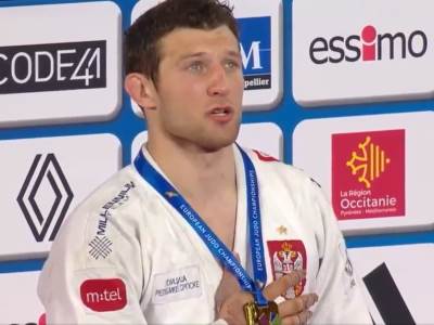  Nemanja Majdov plakao na dodjeli medalja 