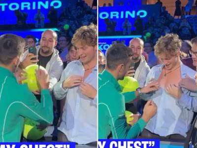  Navijač tražio od Đokovića da mu se potpiše na grudi  