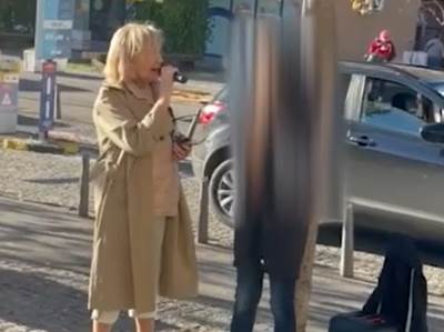  Bisera Veletanlić pjeva na pijaci 