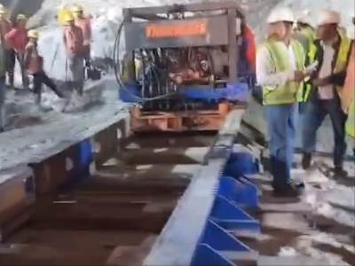  Radnici zarobljeni u rudniku u Indiji 